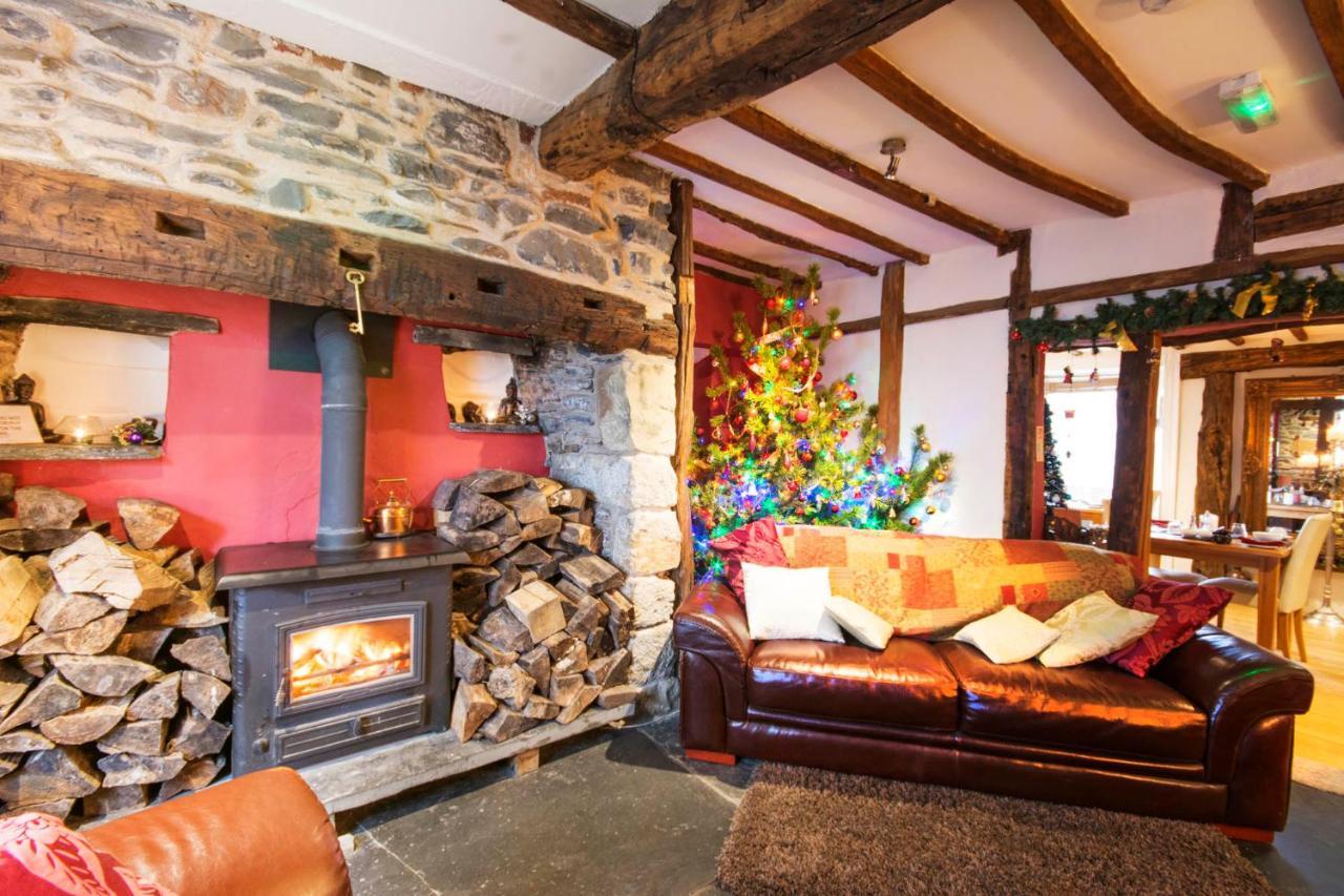 Self Catering Accommodation, Cornerstones, 16Th Century Luxury House Overlooking The River Llangollen Bagian luar foto