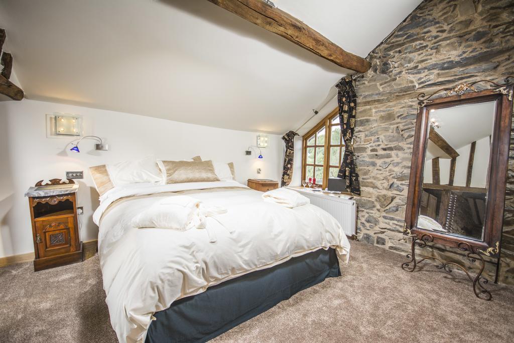 Self Catering Accommodation, Cornerstones, 16Th Century Luxury House Overlooking The River Llangollen Bagian luar foto